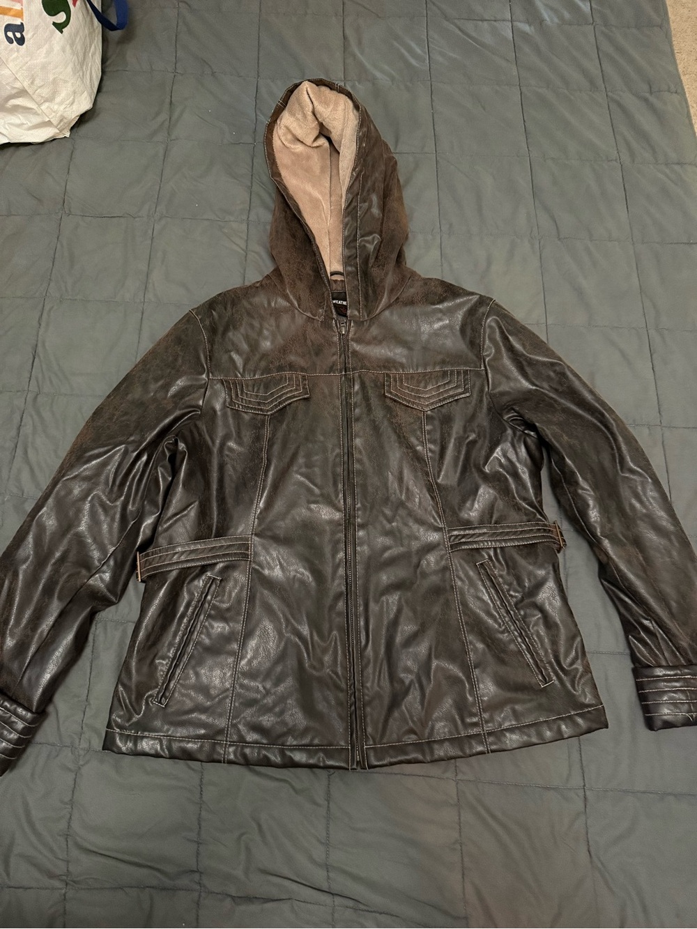 Brown leather jacket with hood and pockets. Size: L #leatherjacket #outerwear